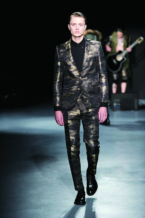 パリコレの男性.jpgのサムネイル画像